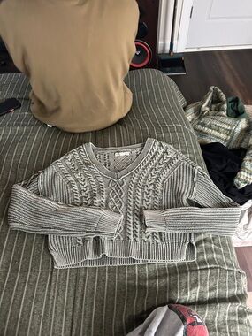 Cropped Cable Knit V-Neck Sweater - Taupe/Gray